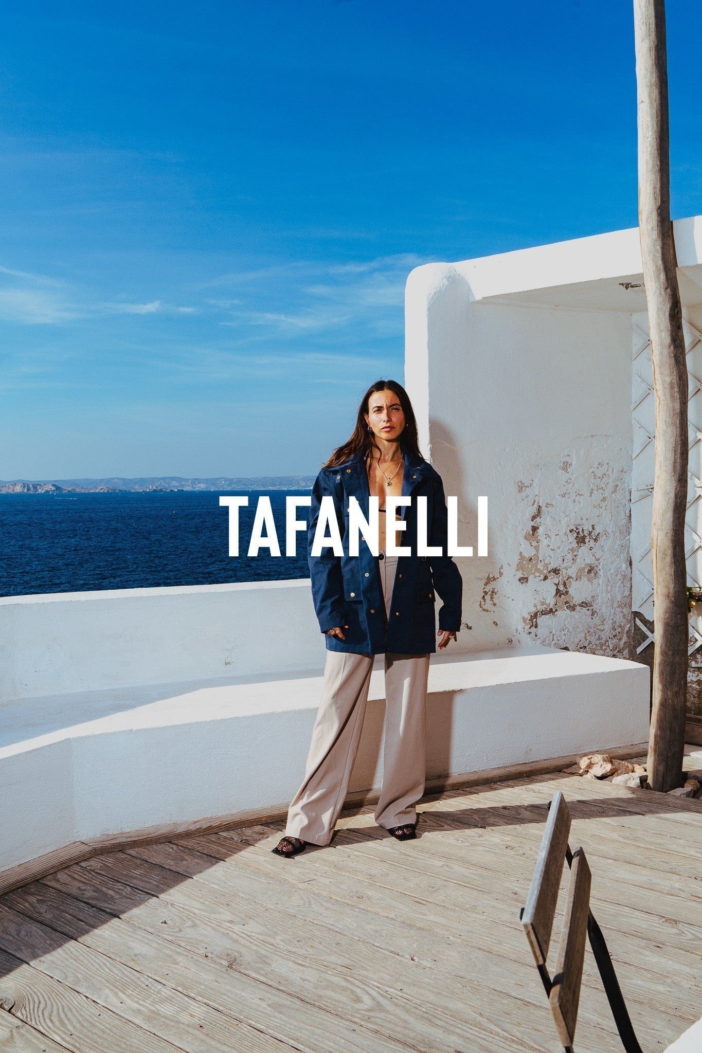 Atelier de confection français Tafanelli, artisan cousant une toile sergée sous une lumière naturelle.