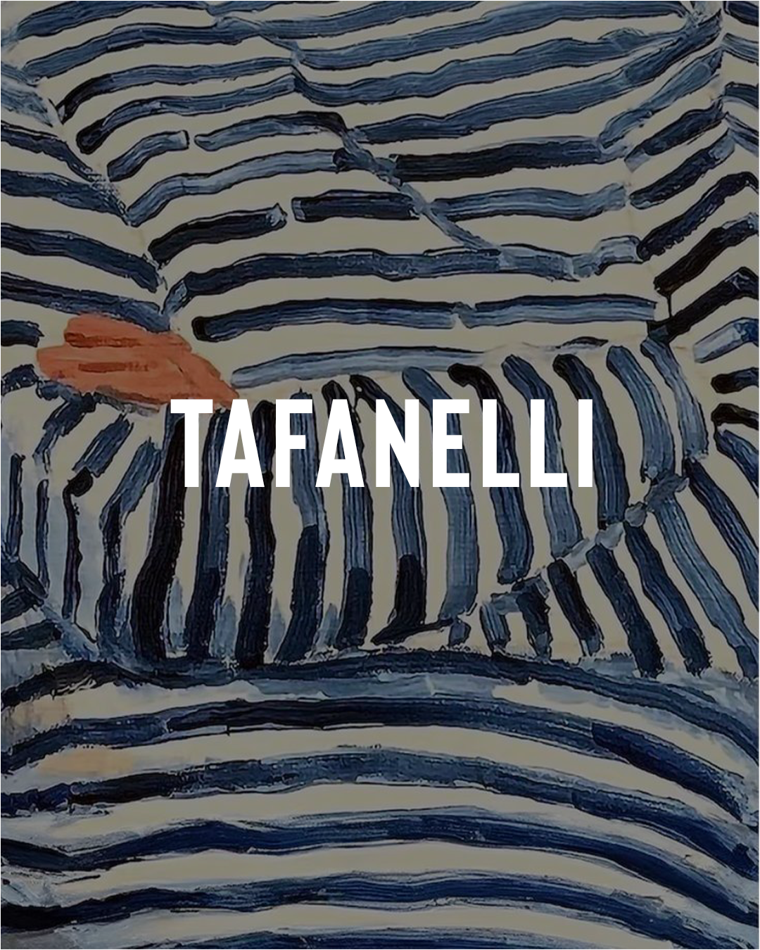 Vêtement Tafanelli fabriqué en France suspendu dans un atelier, lumière naturelle et matières nobles en arrière-plan.