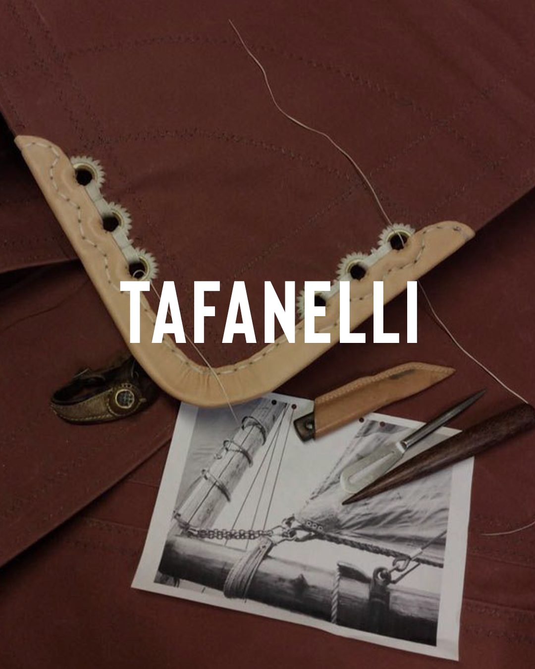 Outils de couture et patron sur une toile brune dans un atelier Tafanelli, illustrant le savoir-faire français et la transmission artisanale du geste.