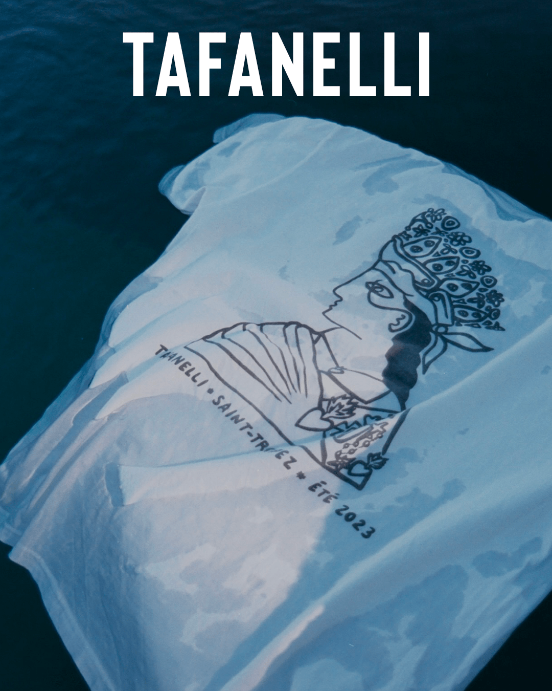 T-shirt Tafanelli suspendu sur un portant en bois dans un atelier lumineux, séchant naturellement à l’air libre