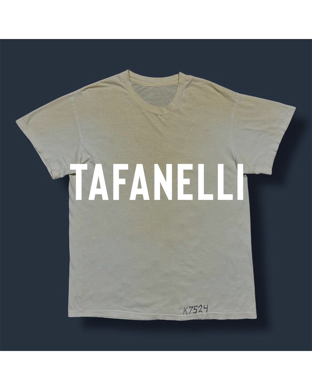 T-shirt en coton naturel fabriqué en France par Tafanelli, présenté à plat sur fond sombre, symbole d’un vêtement artisanal durable et minimaliste.