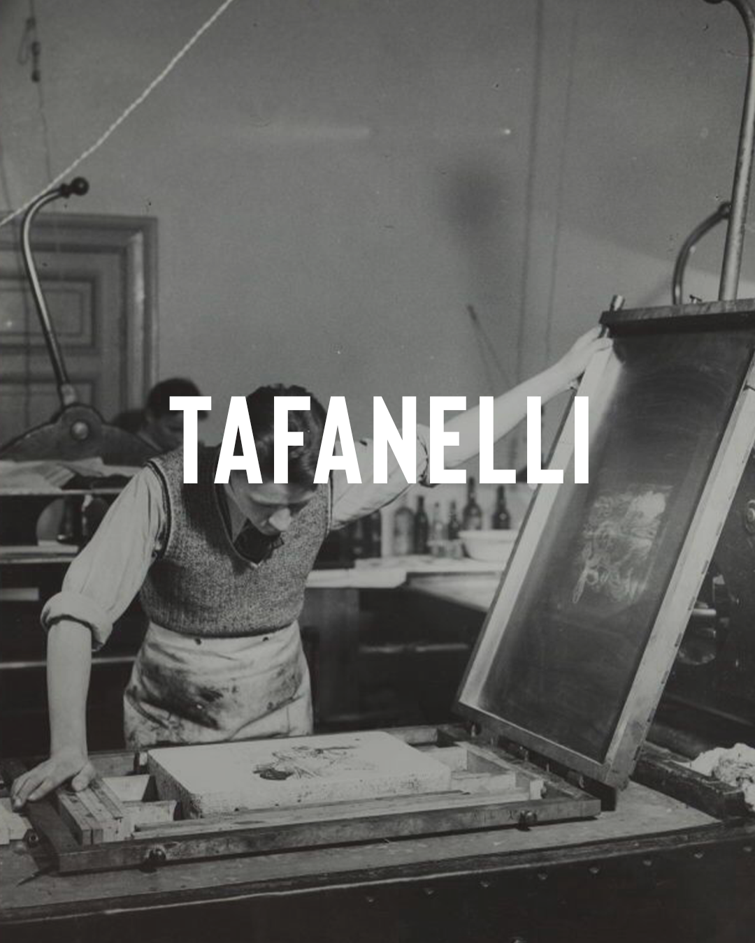 T-shirt Tafanelli sérigraphié reposant sur une table d’atelier, symbole du savoir-faire français et de la durabilité des impressions artisanales.