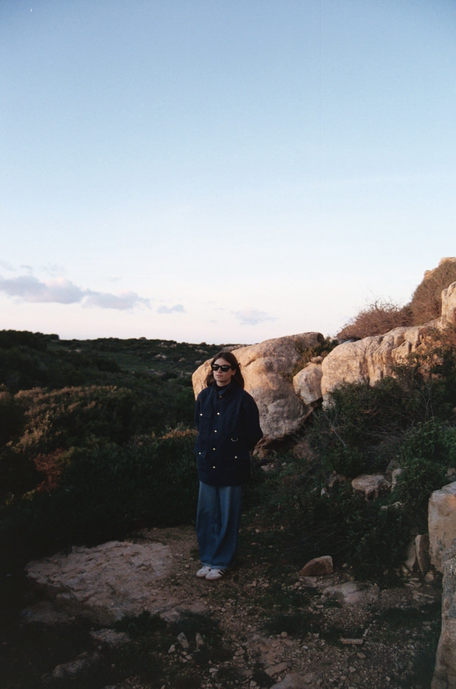 Vue de la mer Méditerranée depuis un atelier Tafanelli en Corse, lumière sur un tissu posé