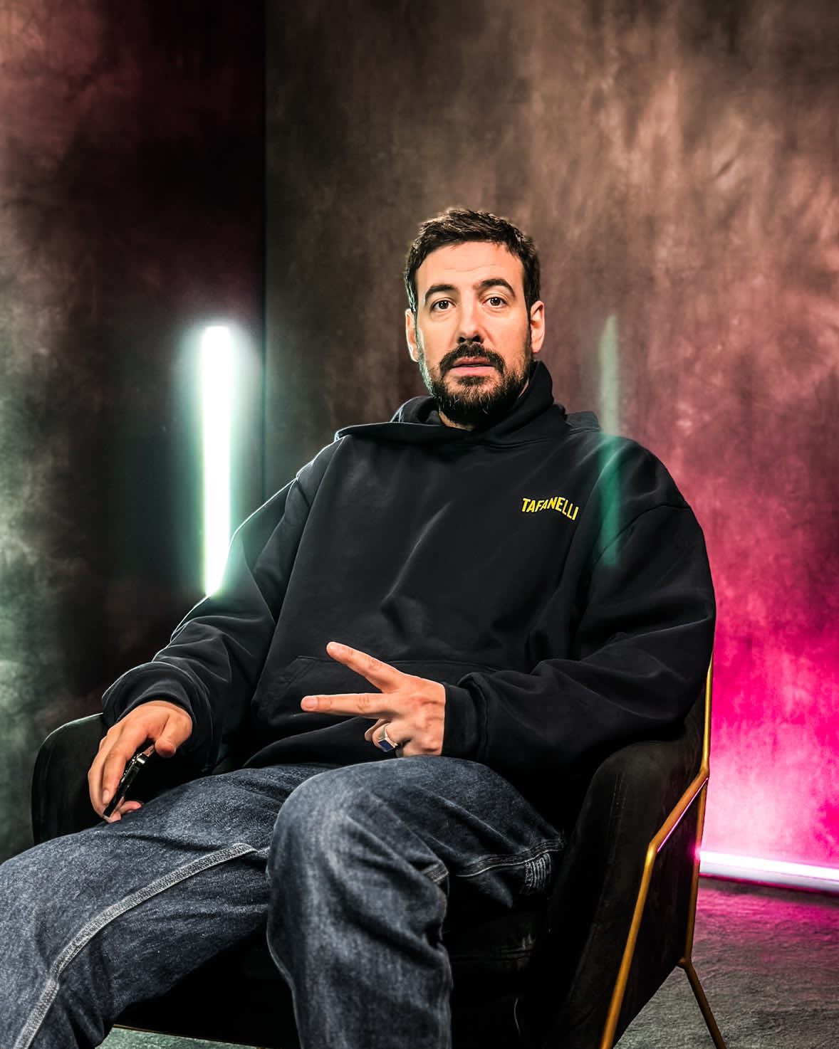 Hoodie Tafanelli kaki en coton biologique 450 GSM posé sur une chaise en bois, lumière naturelle et texture visible du molleton brossé