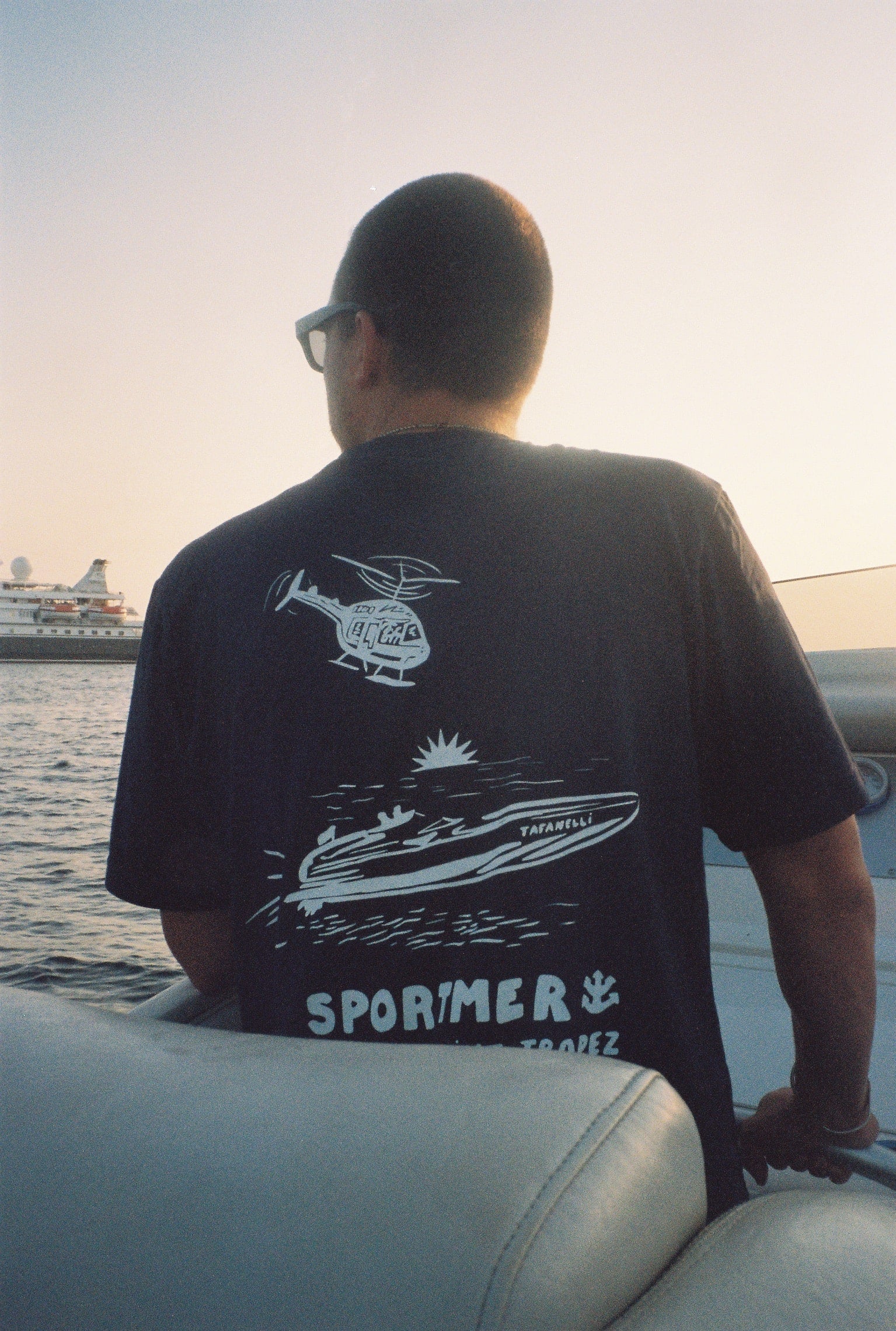 Pourquoi les couleurs d’un t-shirt en coton s’altèrent et comment les préserver naturellement