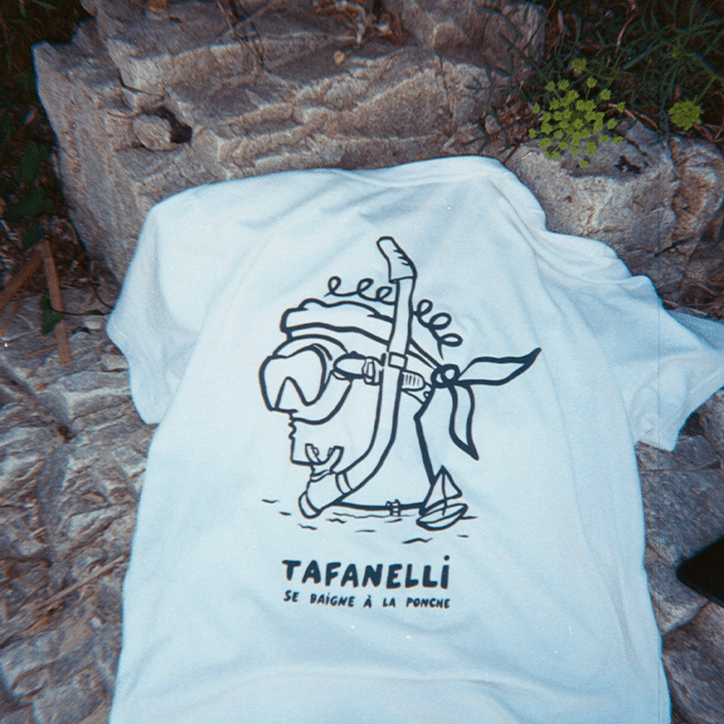 Gros plan sur la texture d’un t-shirt Tafanelli en coton biologique 250 GSM, sans peluches, fabriqué en France