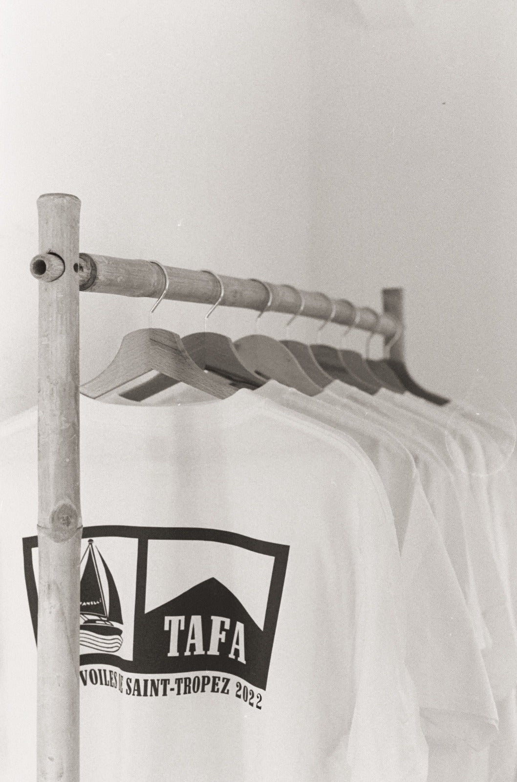 Veste Tafanelli pliée sur une chaise en bois, lumière douce de fin d’après-midi, symbole d’un souvenir textile.