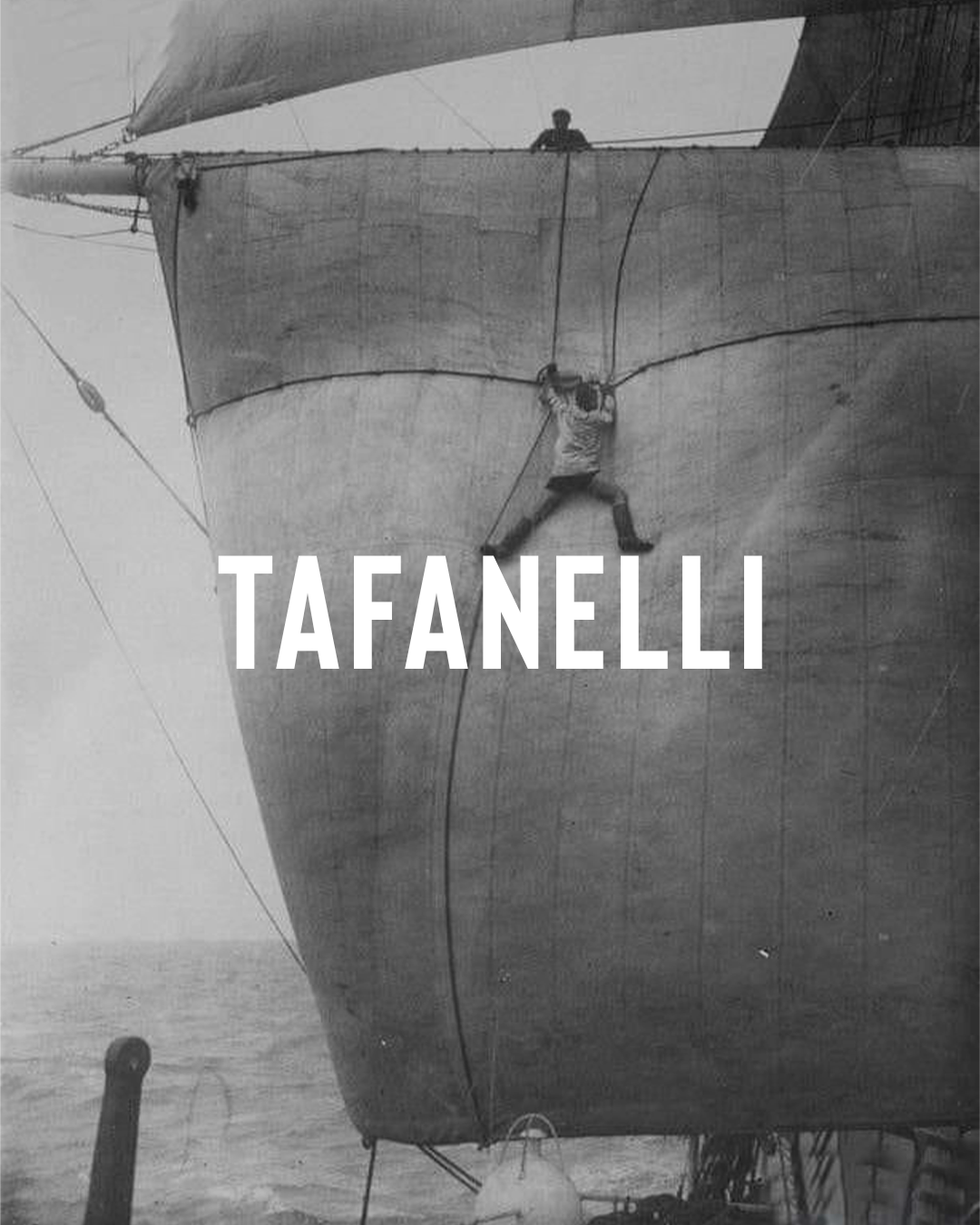 Marin hissé sur une voile en pleine mer, symbole du vent et de la liberté méditerranéenne qui inspirent Tafanelli