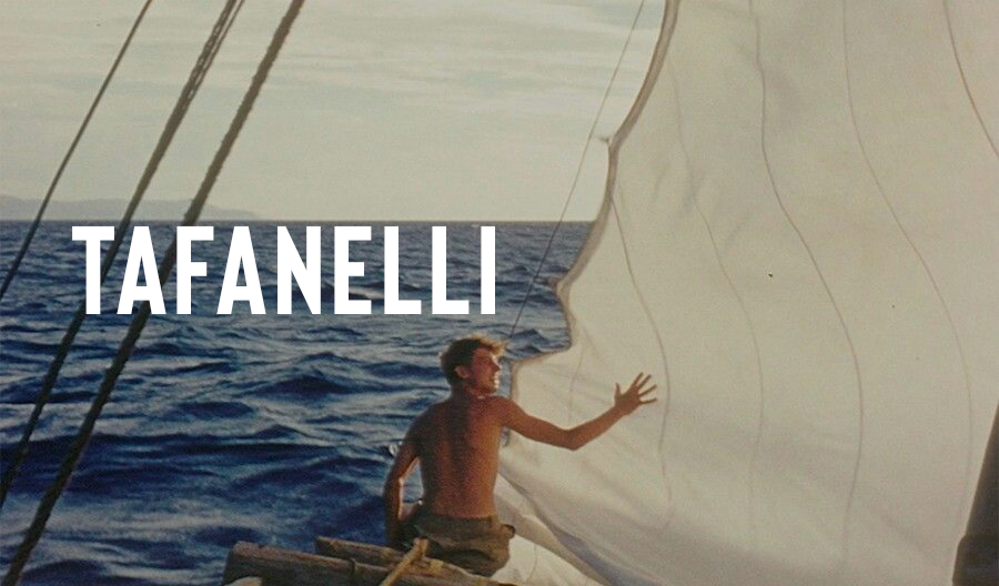 Marin manœuvrant une voile en pleine mer Méditerranée, sous une lumière douce, symbole du lien entre Tafanelli et l’esprit libre de la navigation corse.