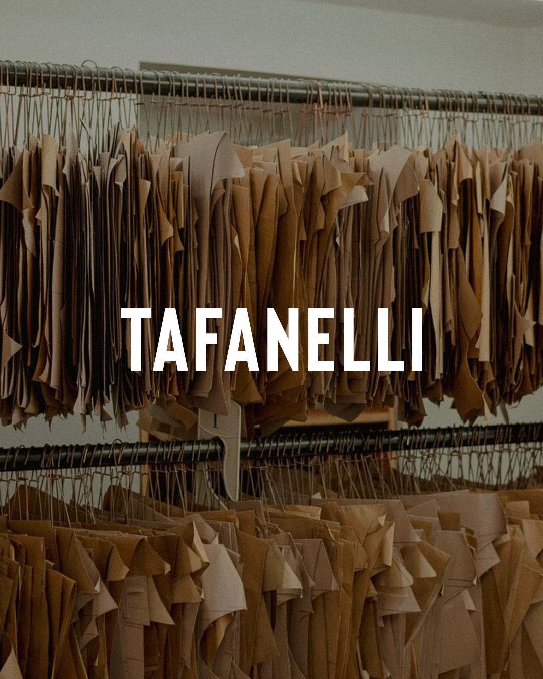 Artisan concentré ajustant une couture dans un atelier Tafanelli, lumière naturelle du sud